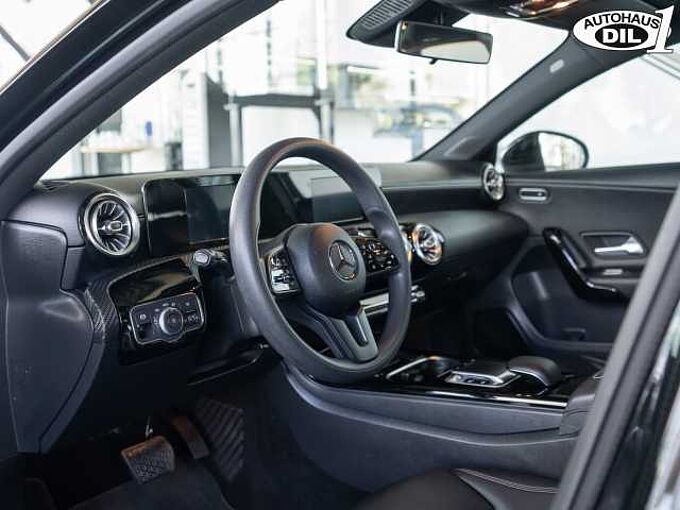 Mercedes-Benz A 180 d 7G-DCT *1.Hand*MwSt*RFK*Pano*