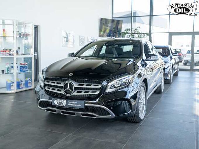 Mercedes-Benz GLA 180 * 1.Hand * Panorama-Schiebedach *