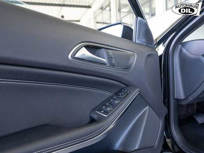 Mercedes-Benz GLA 180 * 1.Hand * Panorama-Schiebedach *