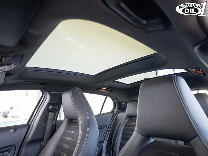 Mercedes-Benz GLA 180 * 1.Hand * Panorama-Schiebedach *