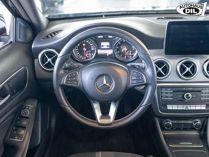 Mercedes-Benz GLA 180 * 1.Hand * Panorama-Schiebedach *