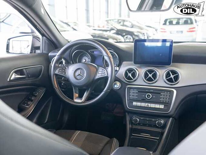 Mercedes-Benz GLA 180 * 1.Hand * Panorama-Schiebedach *