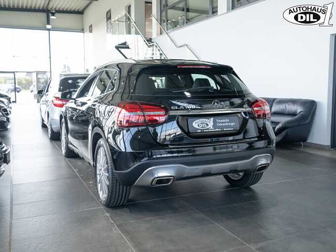 Mercedes-Benz GLA 180 * 1.Hand * Panorama-Schiebedach *