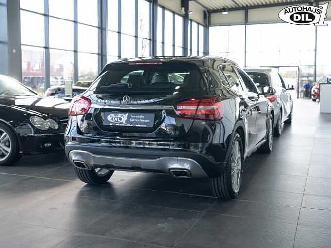 Mercedes-Benz GLA 180 * 1.Hand * Panorama-Schiebedach *
