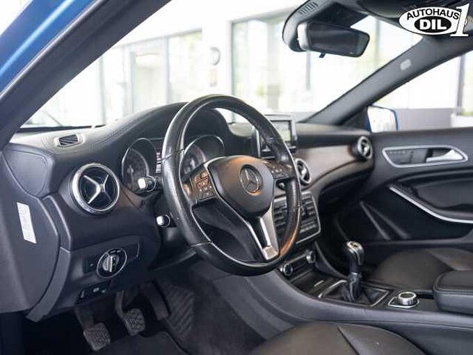 Mercedes-Benz GLA 180 * RFK * Panorama-Schiebedach *