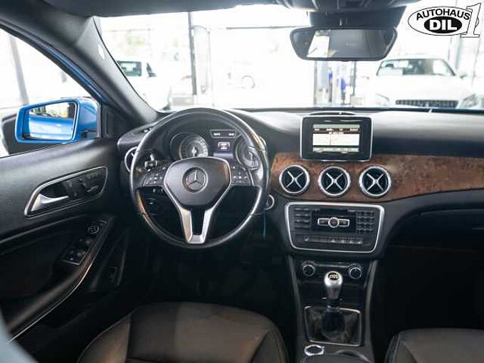 Mercedes-Benz GLA 180 * RFK * Panorama-Schiebedach *