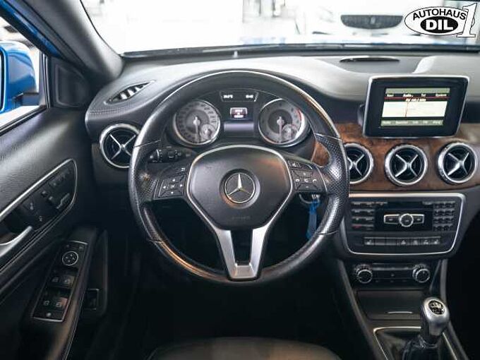 Mercedes-Benz GLA 180 * RFK * Panorama-Schiebedach *