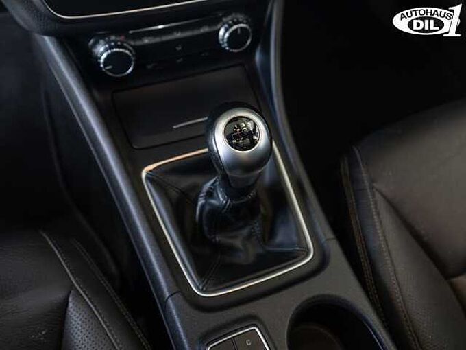 Mercedes-Benz GLA 180 * RFK * Panorama-Schiebedach *