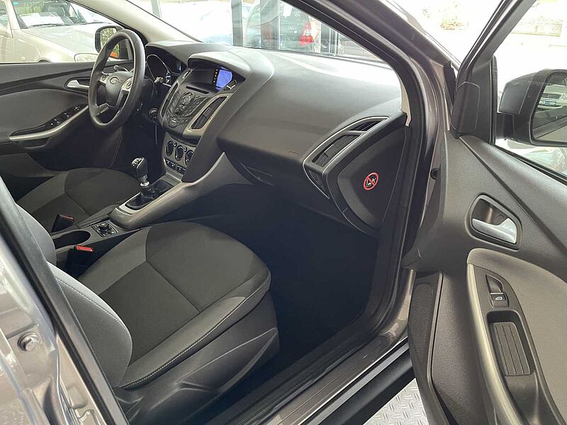 Ford Focus Turnier 1.6 *Motor Schaden* *Scheckheft*